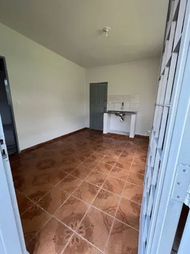Alugo Casa1/4 106 Norte