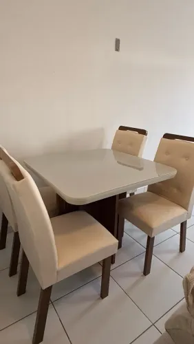 Mesa de jantar com tampo de vidro e 4 cadeiras - novo