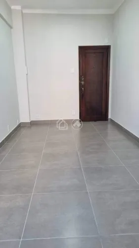 Sala comercial excelente com Banheiro e janela para rua no Alugel Centro