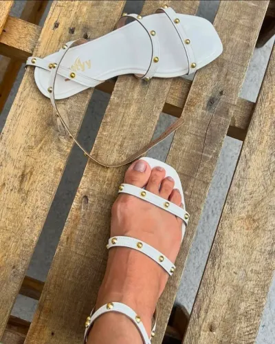 Sandália Rasteira Feminina Branca com Tachinhas Douradas