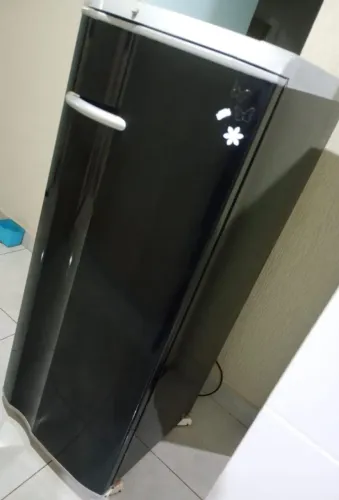 Geladeira Eletrolux (média)