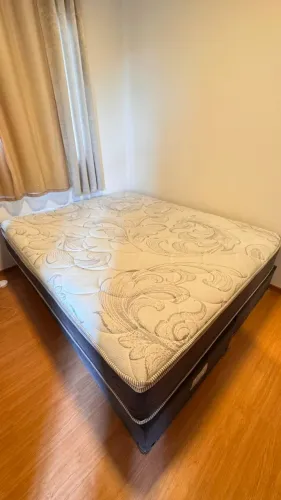 Cama Queen Size Modena. Com base SoftFlex + Colchão 158 cm (L) x 198 cm (C) - SEMI NOVA!!