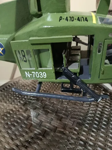Helicóptero decorativo miniatura artesanal