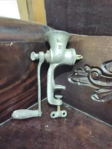 Máquina de moer carne antiga
