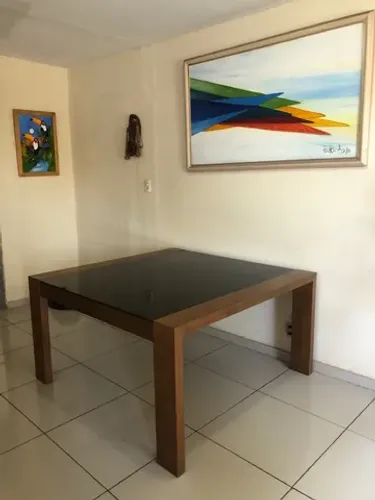 Mesa de madeira quadrada com tampo de vidro em blindex preto
