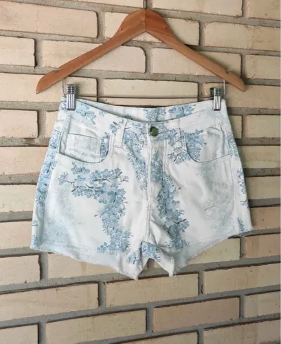 Short jeans branco florido