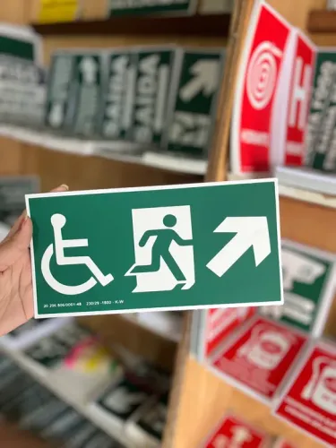Placa de Sinalização Fotoluminescente: Saída de Emergência Acessível