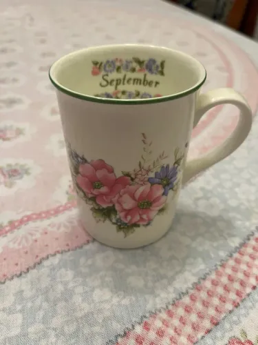 Caneca de porcelana September - IMPECÁVEL