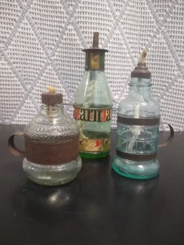 Três lamparinas antigas, de Vidro.
