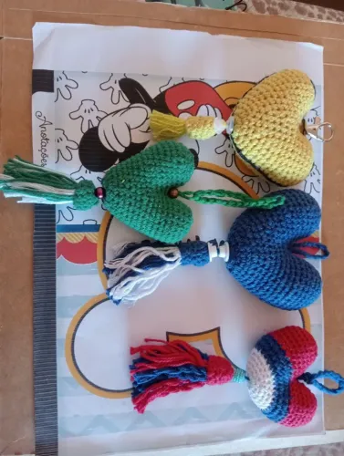 Chaveiros de coração de crochê com tassel