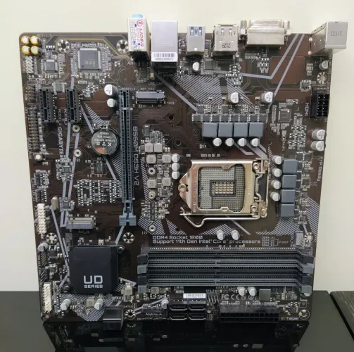 Placa-mãe Gigabyte B560M (semi-nova)