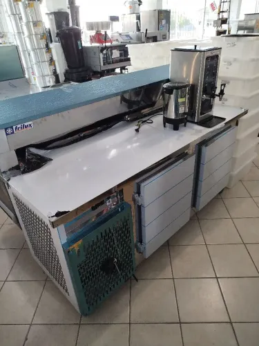 R1 Balcão refrigerado condimentador com tampa Frilux 