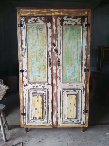 Guarda-roupa em Madeira Pintada