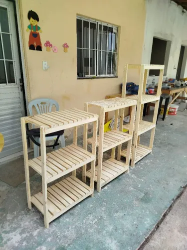 Prateleiras de madeira para organização multiuso