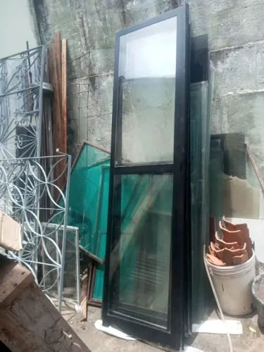 Porta de vidro e alumínio 4 folhas. Negociável!