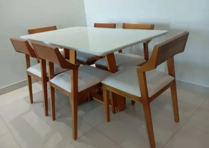 Mesa de Jantar com  Cadeiras em Madeira e Tampo Branco
