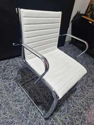 Cadeira em couro branco