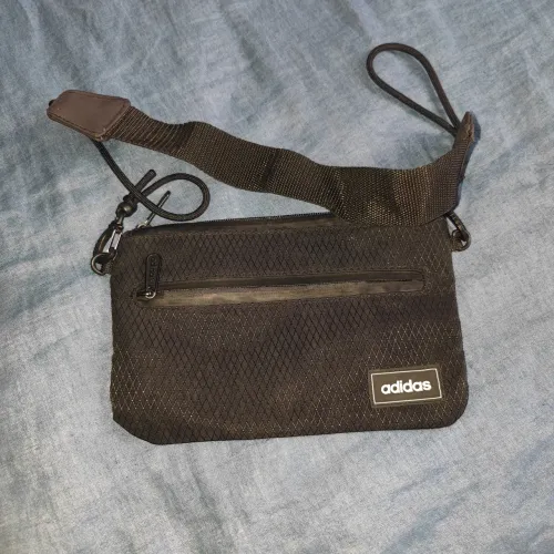 Bolsa Adidas e Levi's Preta
