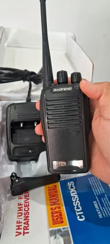 1un rádio comunicador baofeng walkie talkie BF 777s