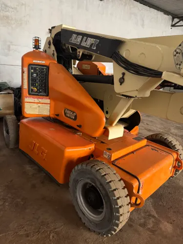 Plataforma articulada JLG E400 elétrica 