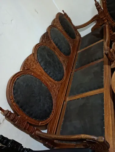 Conjunto de poltronas medalhão com os braços bico de ganso.extraordinariamente lindo. Seis