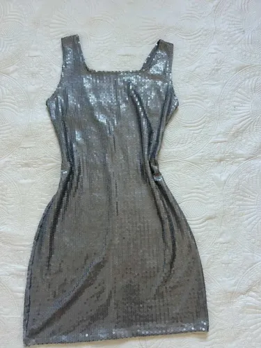 Vestido de paetê prateado - Festa e balada!