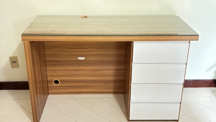 escrivaninha / mesa de escritório com gaveteiro lateral e tampo de vidro