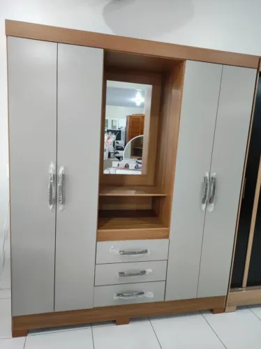 Guarda-roupa com espelho de casal novo