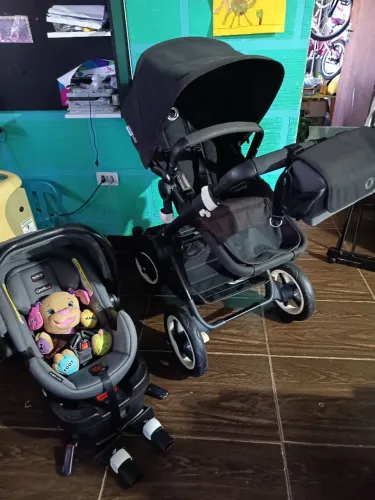 Carrinho de bebê + Moisés e também o Bebê conforto