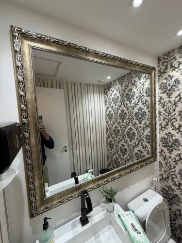 ESPELHO DECORATIVO COM MOLDURA DOURADA