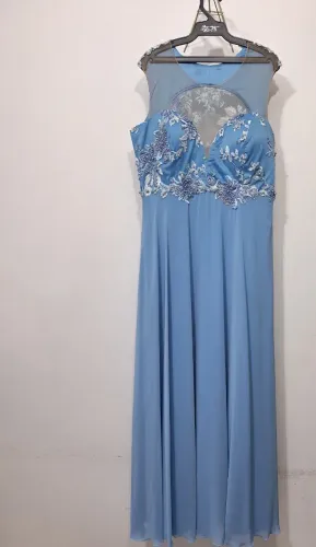 Vestido de festa azul com pedrarias