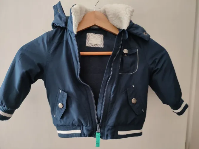 Casaco de frio Azul de bebê com Capuz super quentinho- ótimo estado - 12 a 18 meses