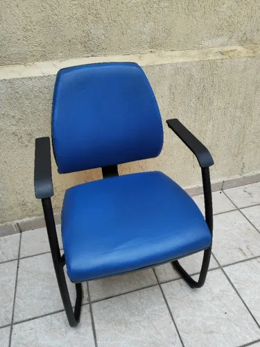 Cadeira Fixa com Braços em Couro Conservada