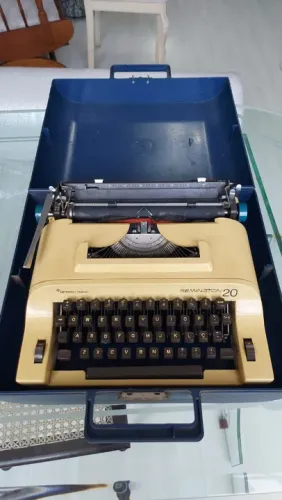 Máquina de escrever antiga (acompanha maleta)