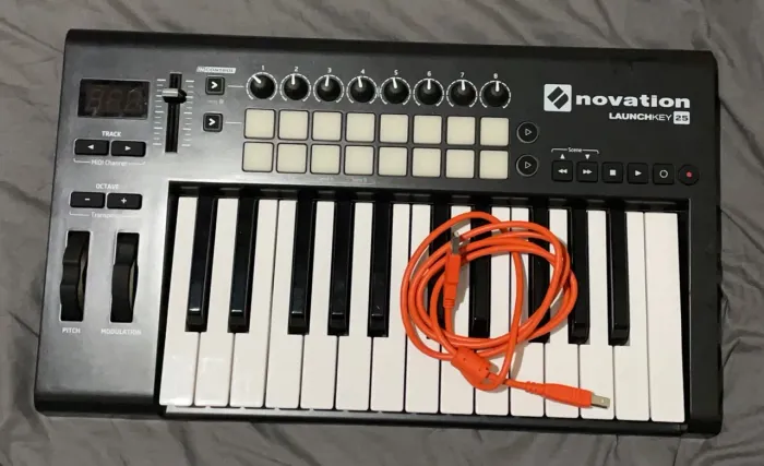 OPORTUNIDADE!!! Teclado novation launchkey 25 MK2 Aproveite o preço - Apenas R$899