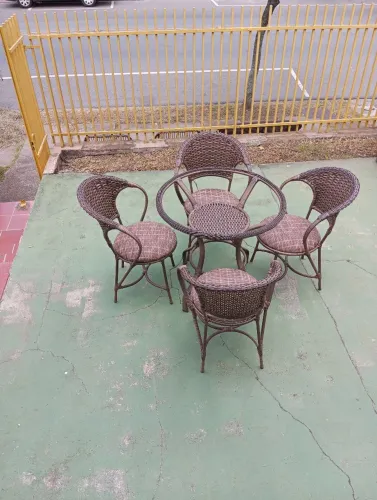 Jogo de mesa com 4 cadeiras