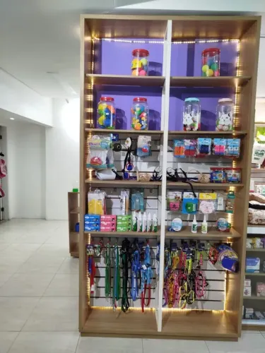Armário de Parede Amadeirado para Pet Shop