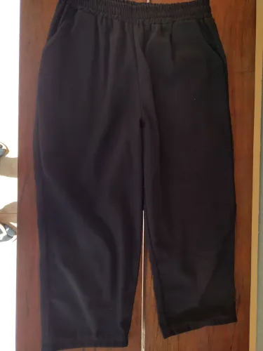 Calça preta de tecido leve