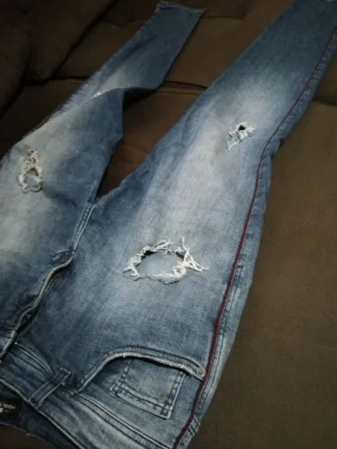 Calça Jeans Destroyed com Detalhe Lateral