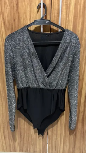 Body feminino manga longa brilhante