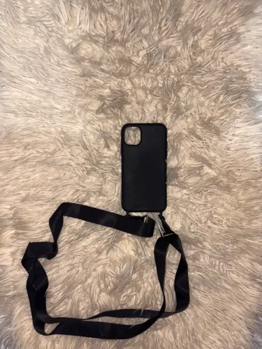 Capa de Celular Preta com Alça de Cordão