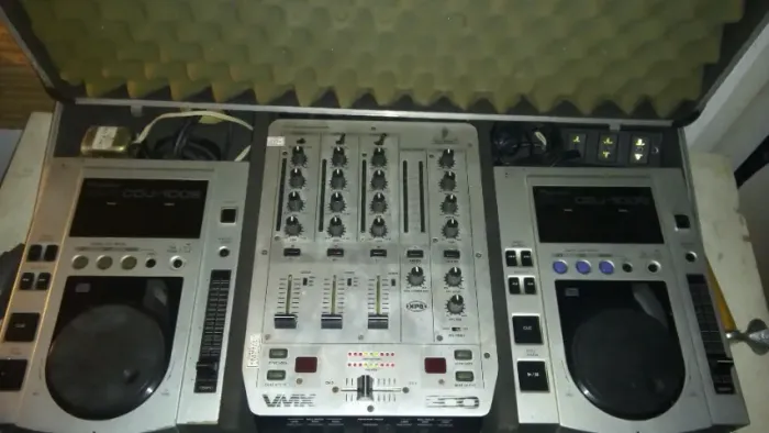 Pioneer CDJ-100S + Mixer Behringer VMX300 + Case