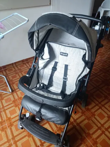 Carrinho de bebê e bebe conforto