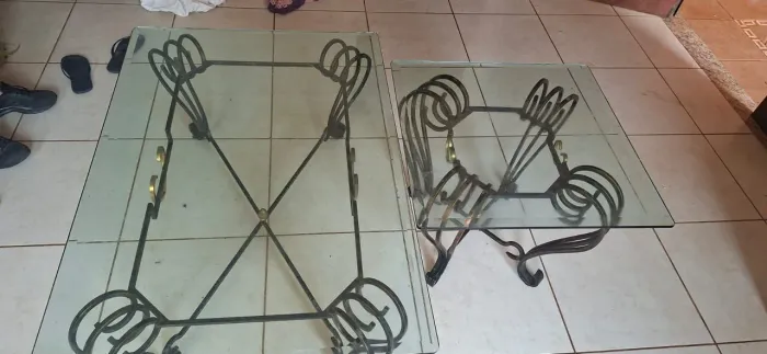 2 mesas antigas de centro e canto