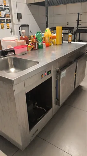 Balcão refrigerado com pia