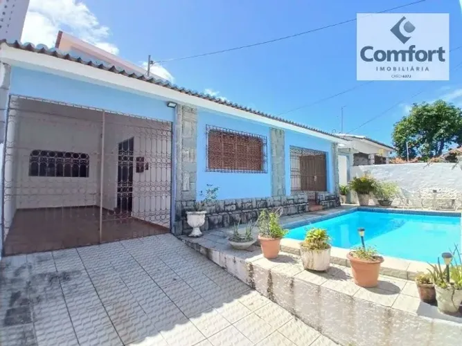 Casa com 250 m² com 4 quartos sendo 1 suíte, piscina, 2 vagas no bairro do Brisamar!