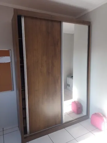Guarda-Roupa com espelho em excelente estado