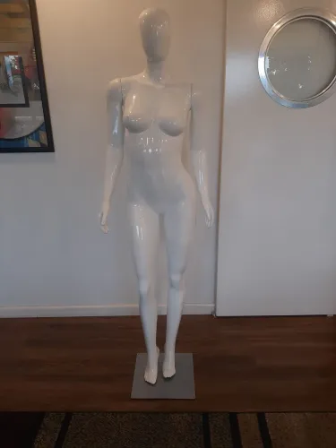 Manequin feminino para loja de roupa