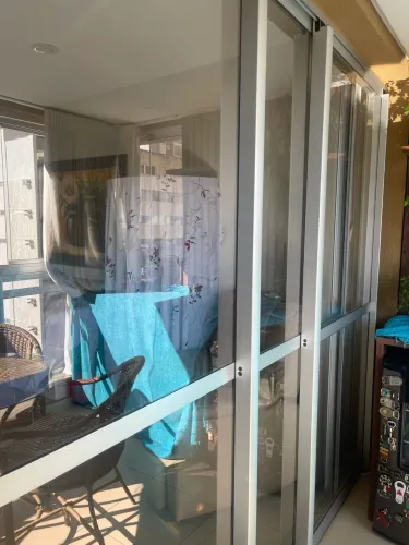 Portas com estrutura em alumínio 