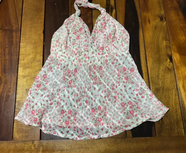 ?Blusa Floral Romântica com Decote V e Amarração no Pescoço ?